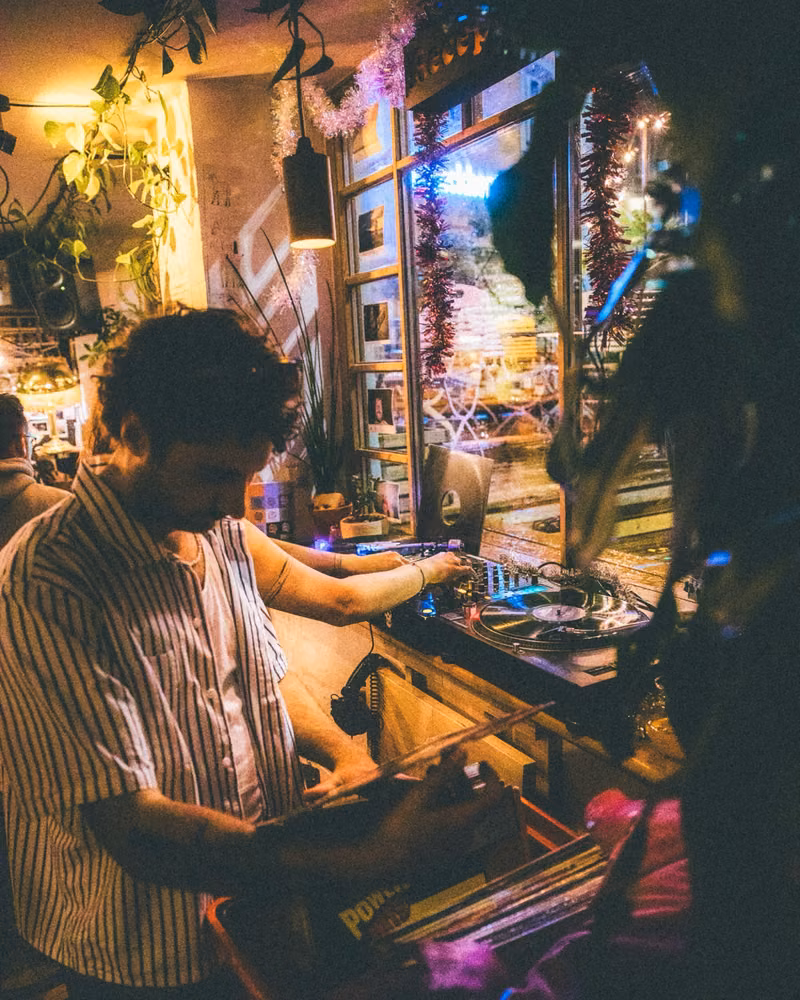 good old times 🎞️🪩

#montagu #innsbrooklyn #localbar #vinyldj 

📸 @luisazzoe