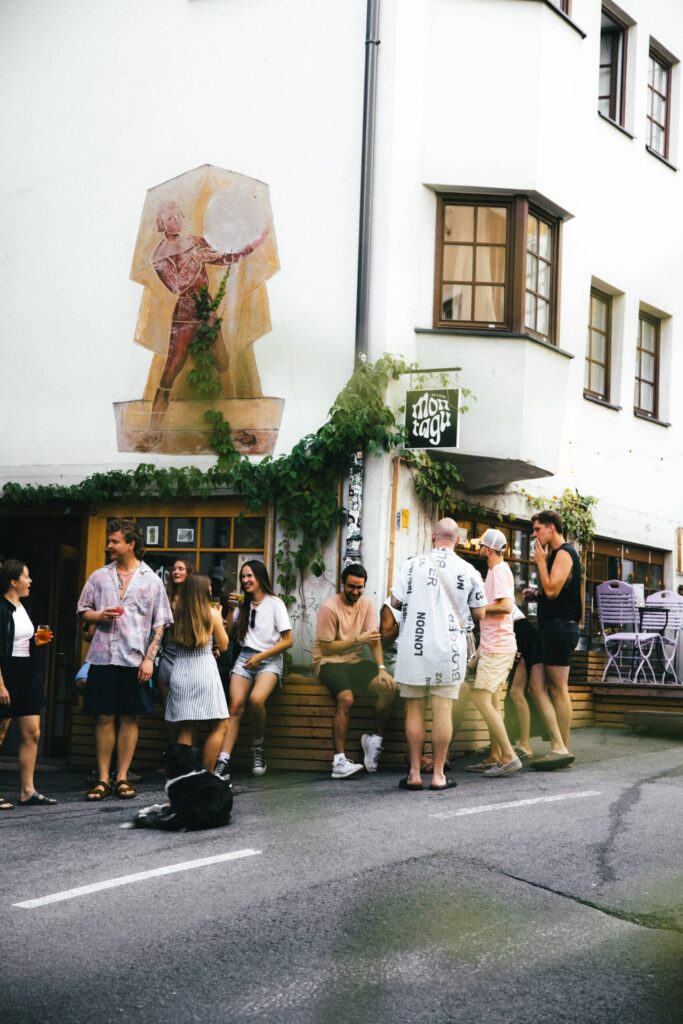 Montagu Bed And Beers Cocktail Bar Hostel Innsbruck Austria Biergarten Scaled 1