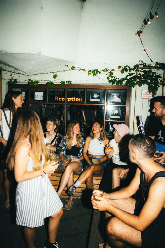 Montagu Bed And Beers Cocktail Bar Hostel Innsbruck Austria Night Scaled 1