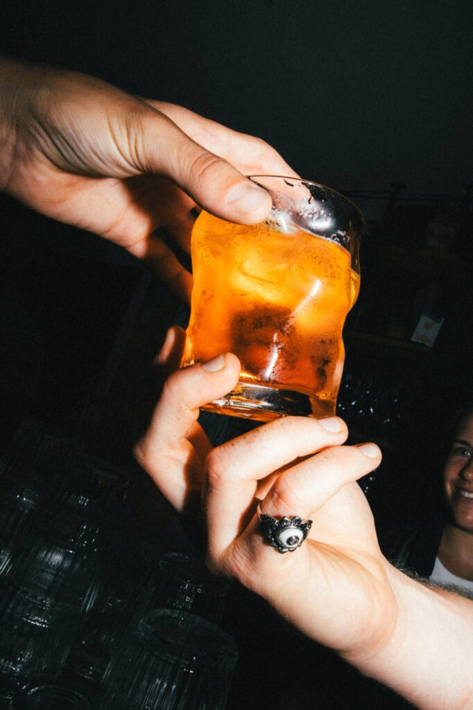 Montagu Bed And Beers Cocktail Bar Hostel Innsbruck Austria Orangenerdrink Scaled 1