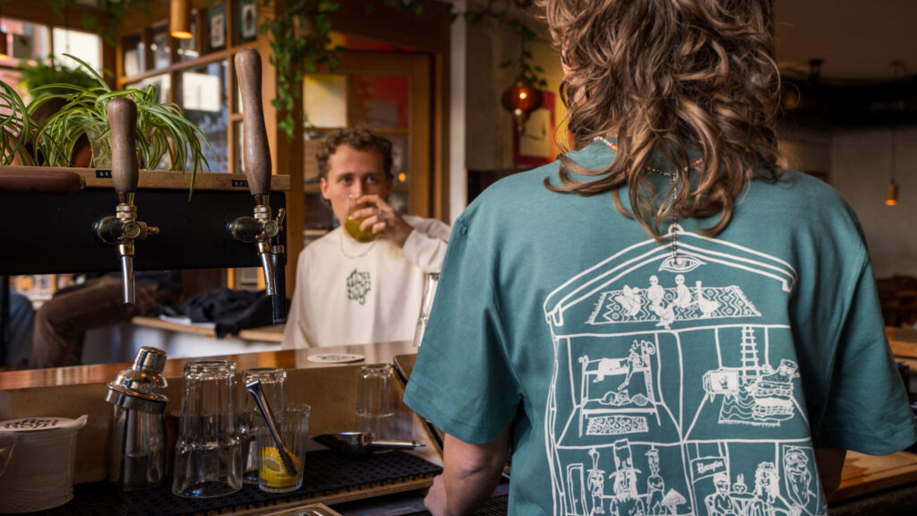 Montagu Bed Beers Merch Innsbruck Bar Scaled 1