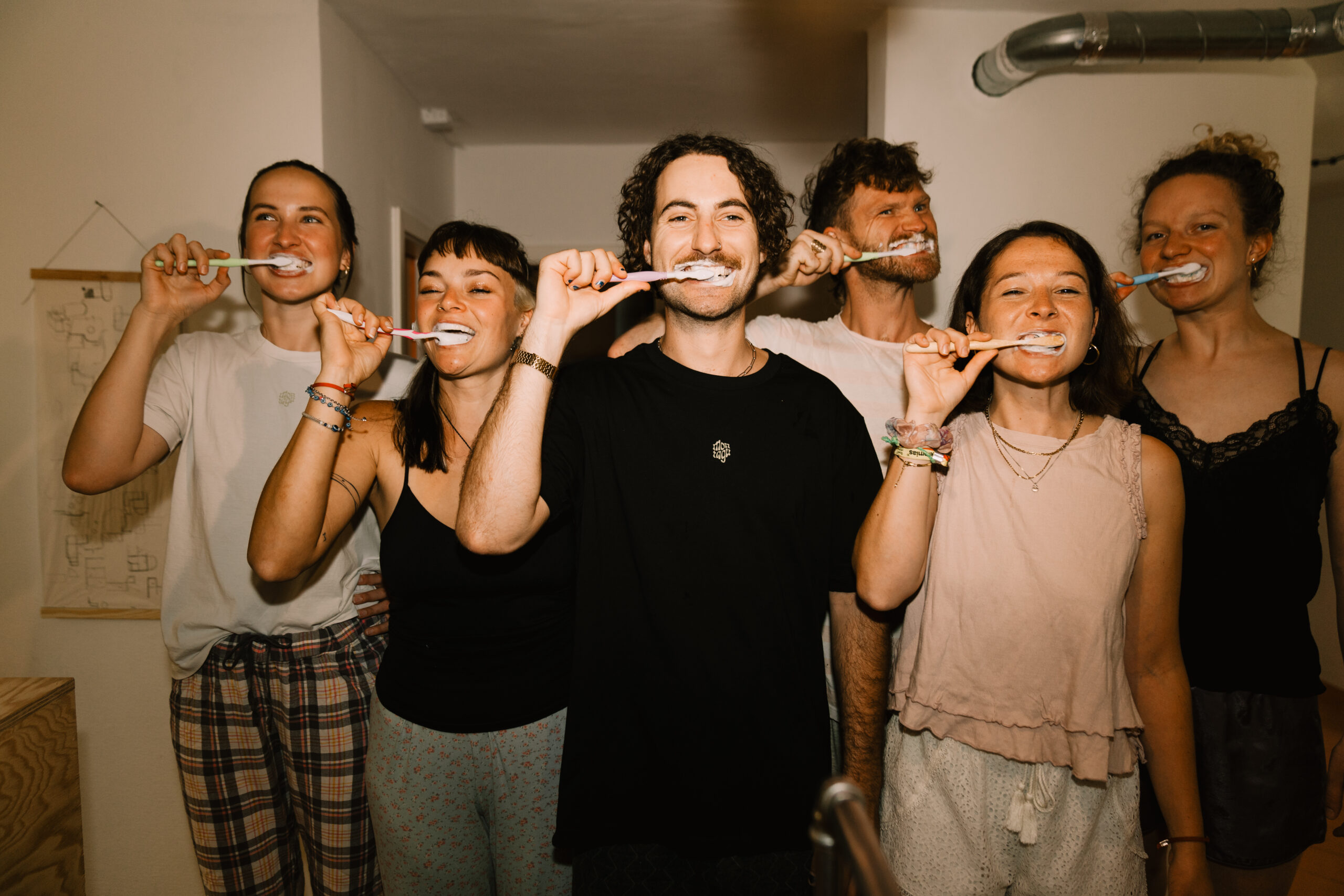 Montagu Hostel Innsbruck Tooth Brush Slide2